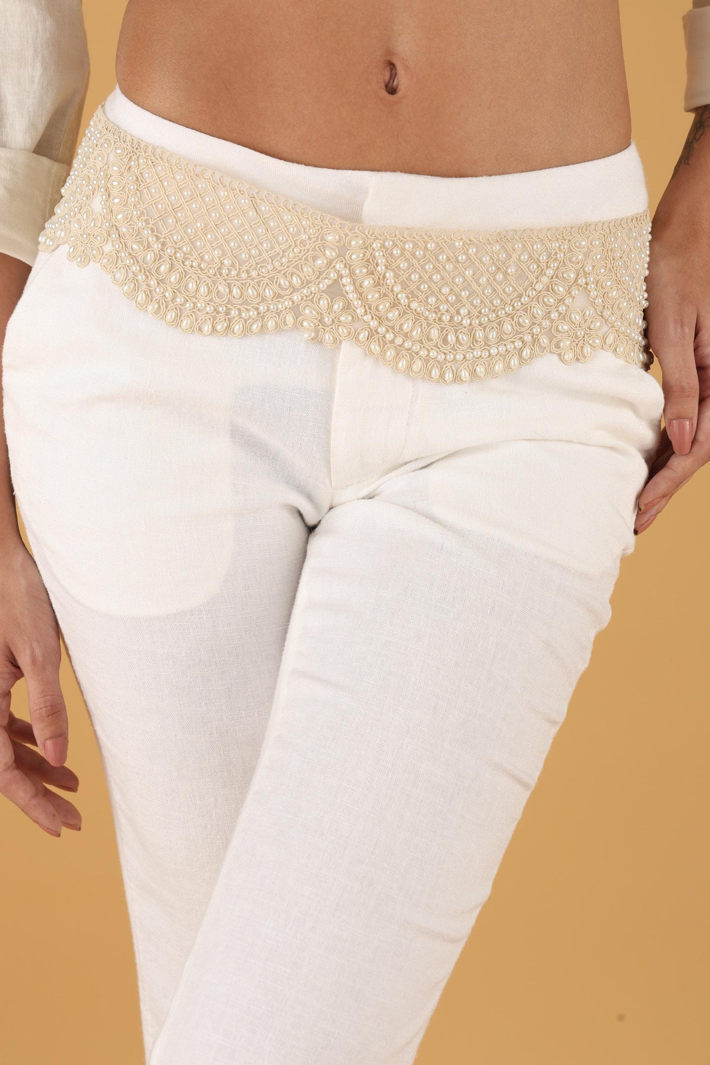 Pearl White Waist Belt – Adjustable Chain Belt for Dresses – Fashion Body Jewelry with Metal Clasp – Elegant Statement Waist Belt for Women