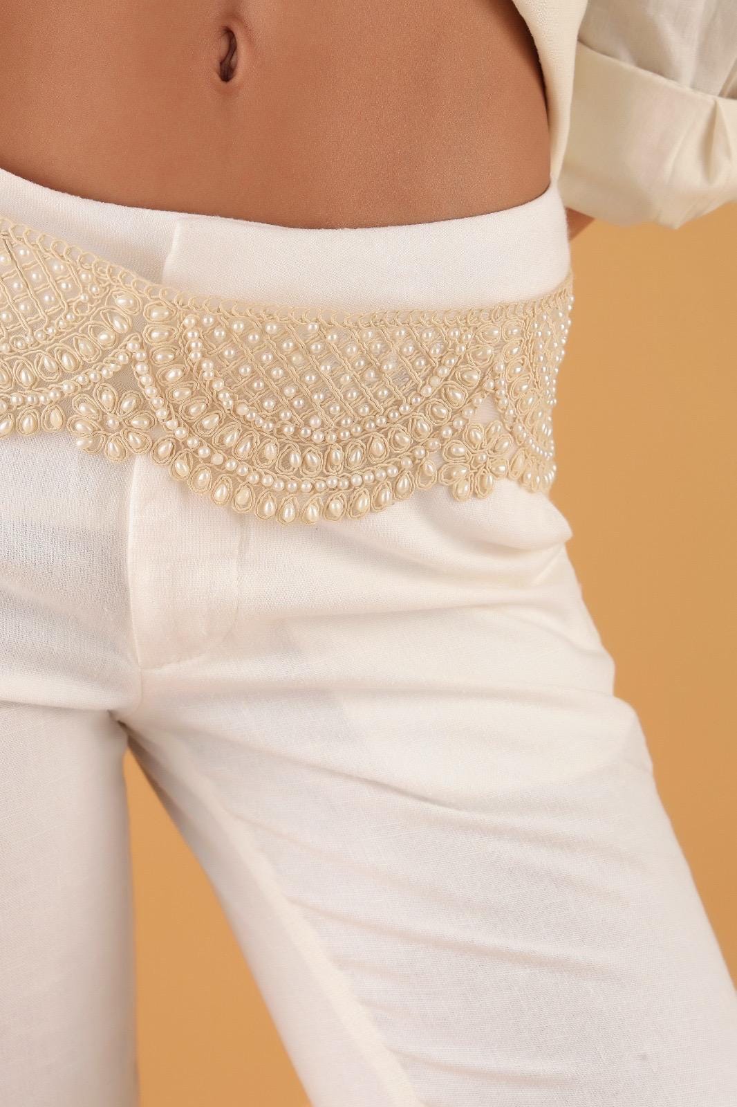 Pearl White Waist Belt – Adjustable Chain Belt for Dresses – Fashion Body Jewelry with Metal Clasp – Elegant Statement Waist Belt for Women