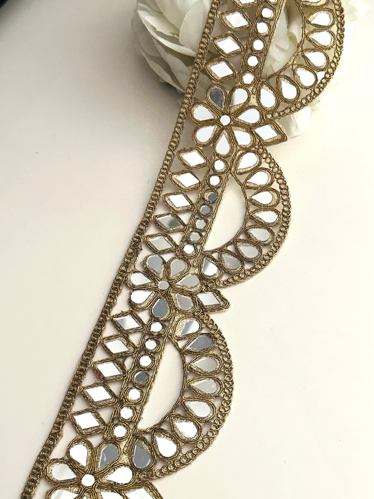 Antique Broad Mirror Scallop Trim Glamourous Cinturon Espajo trim