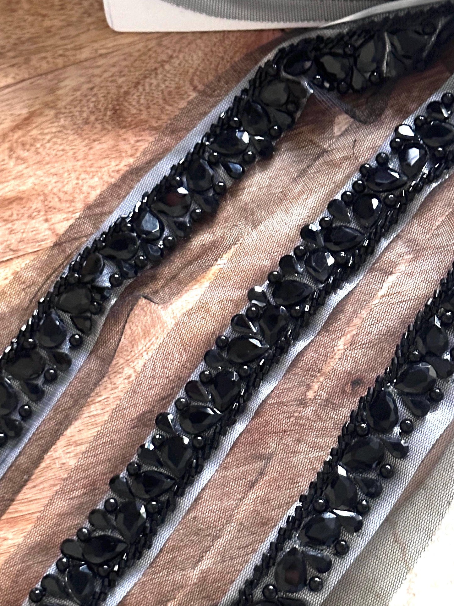 Elegant Black Crystal Rhinestone Lace Handembroidered Sew on Trim for Wedding Gown Sash