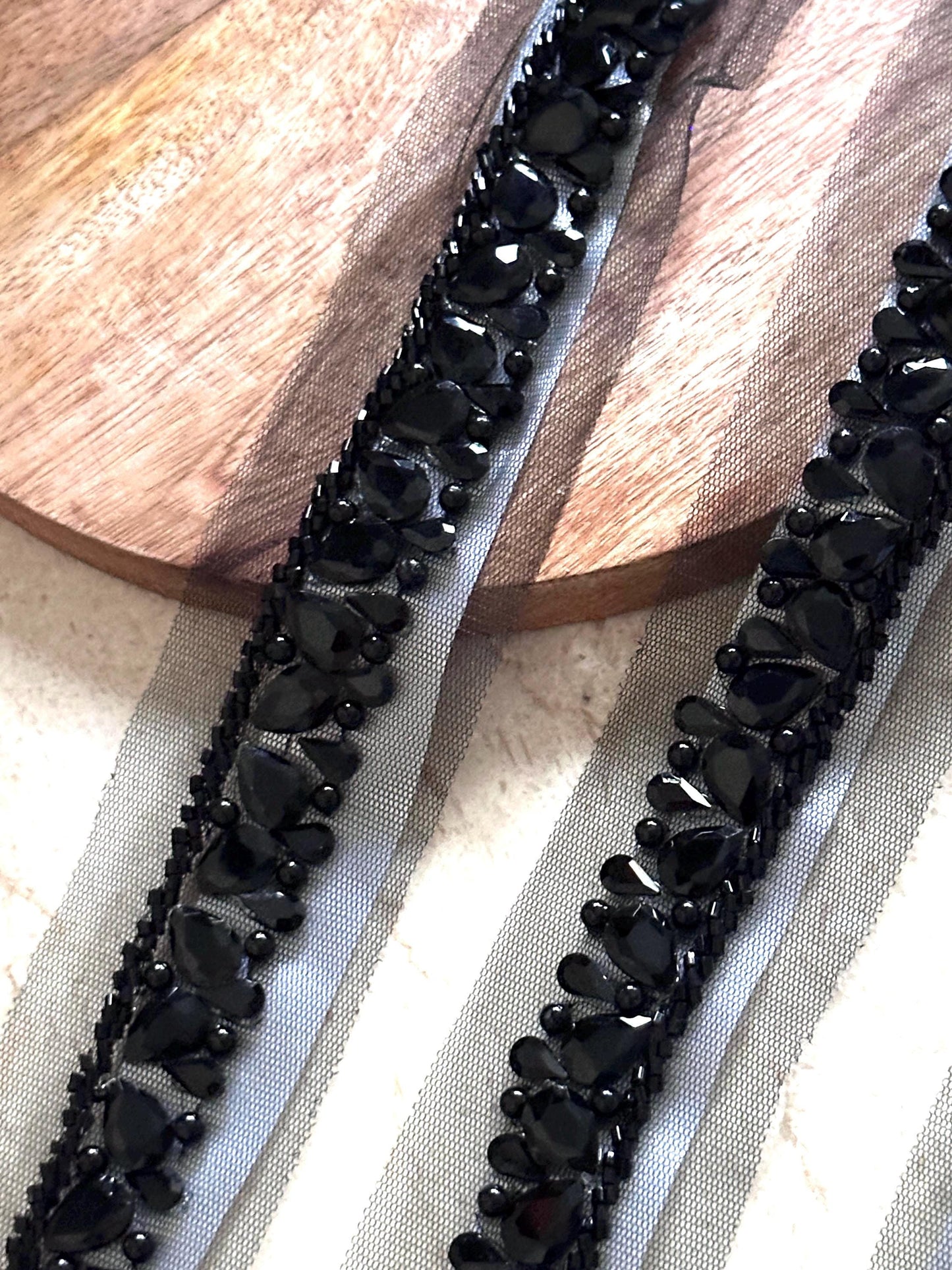 Elegant Black Crystal Rhinestone Lace Handembroidered Sew on Trim for Wedding Gown Sash