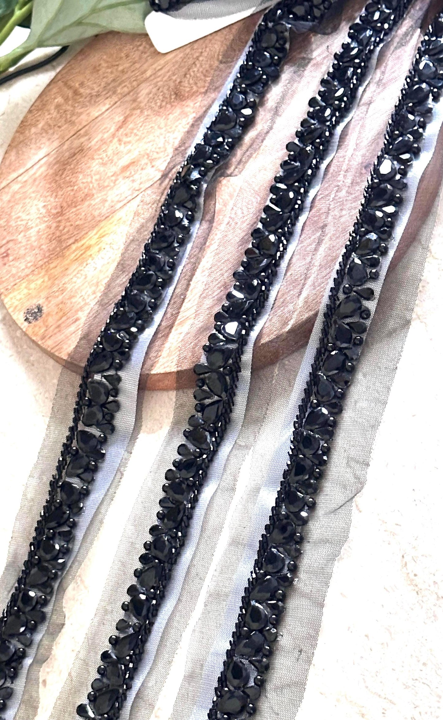 Elegant Black Crystal Rhinestone Lace Handembroidered Sew on Trim for Wedding Gown Sash