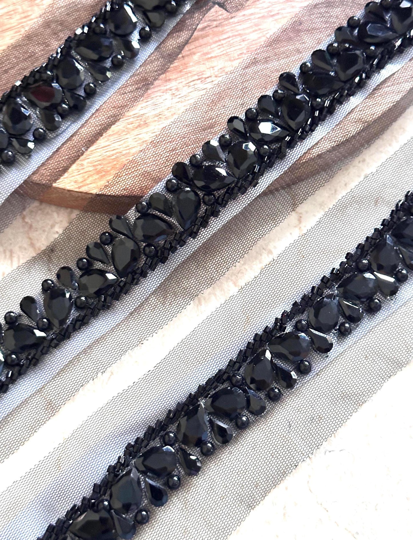 Elegant Black Crystal Rhinestone Lace Handembroidered Sew on Trim for Wedding Gown Sash