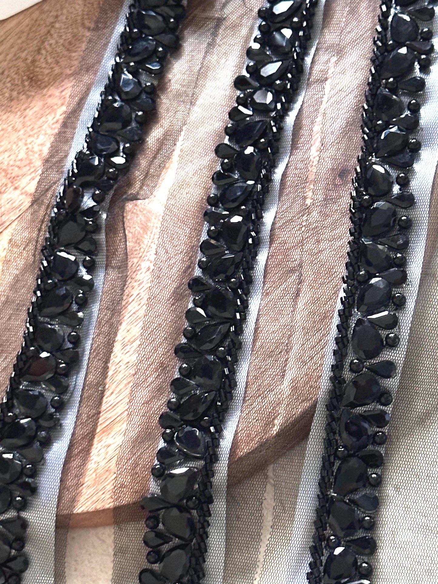 Elegant Black Crystal Rhinestone Lace Handembroidered Sew on Trim for Wedding Gown Sash