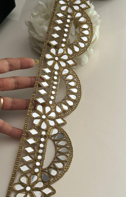 Antique Broad Mirror Scallop Trim Glamourous Cinturon Espajo trim
