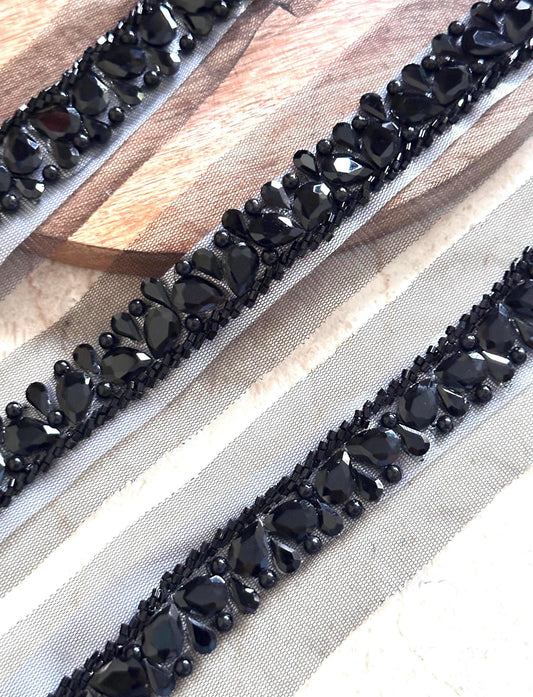 Elegant Black Crystal Rhinestone Lace Handembroidered Sew on Trim for Wedding Gown Sash